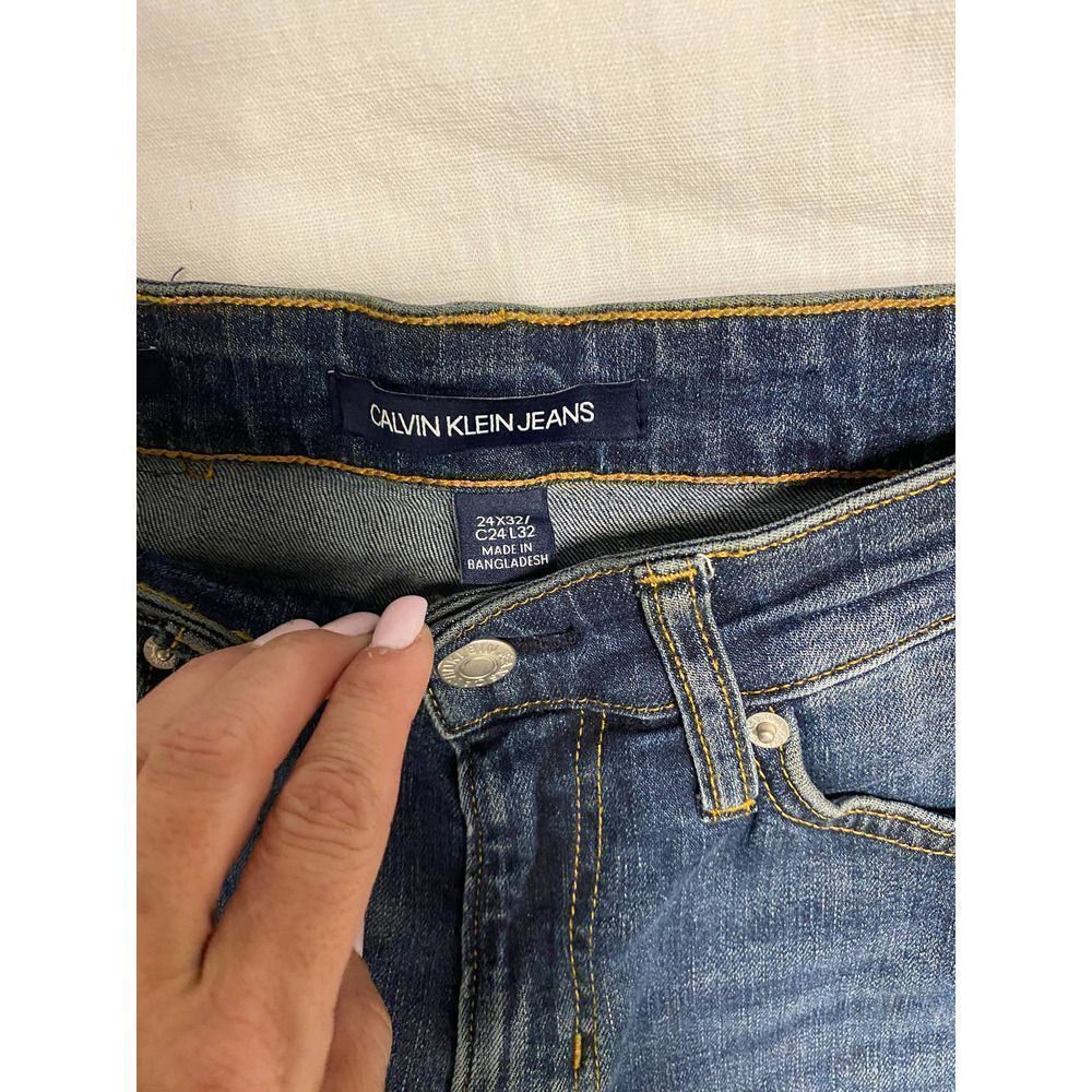 Calvin Klein Jeans Medium Wash Mid Rise Straight Leg Jeans Size 24 - Picture 2 of 6